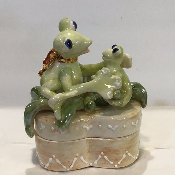 Heart shaped trinket dish with Mama & baby frog statuettes on top. - Picture 4 of 10